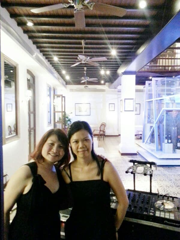 Two GraceNotes violinists